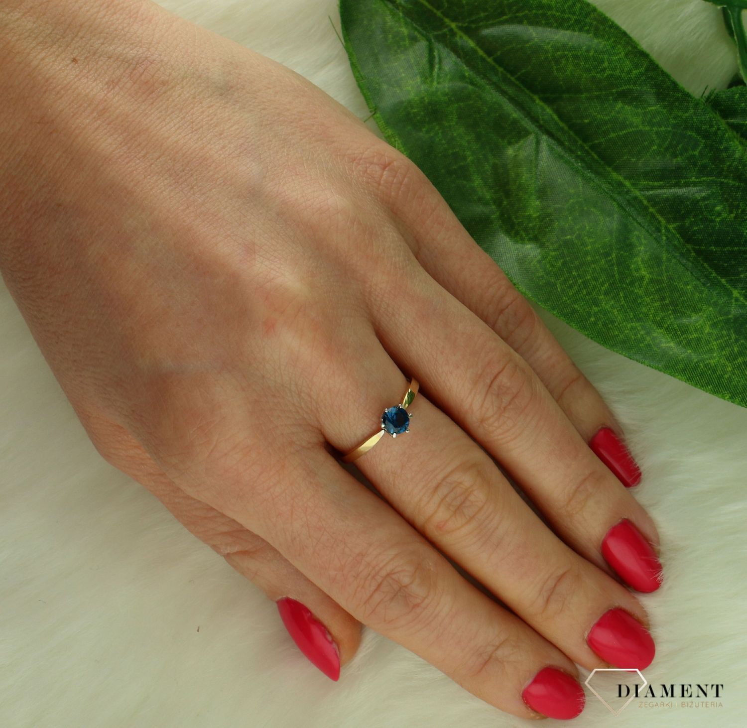 Złoty pierścionek damski 375 zaręczynowy z wystającą cyrkonią.jpg